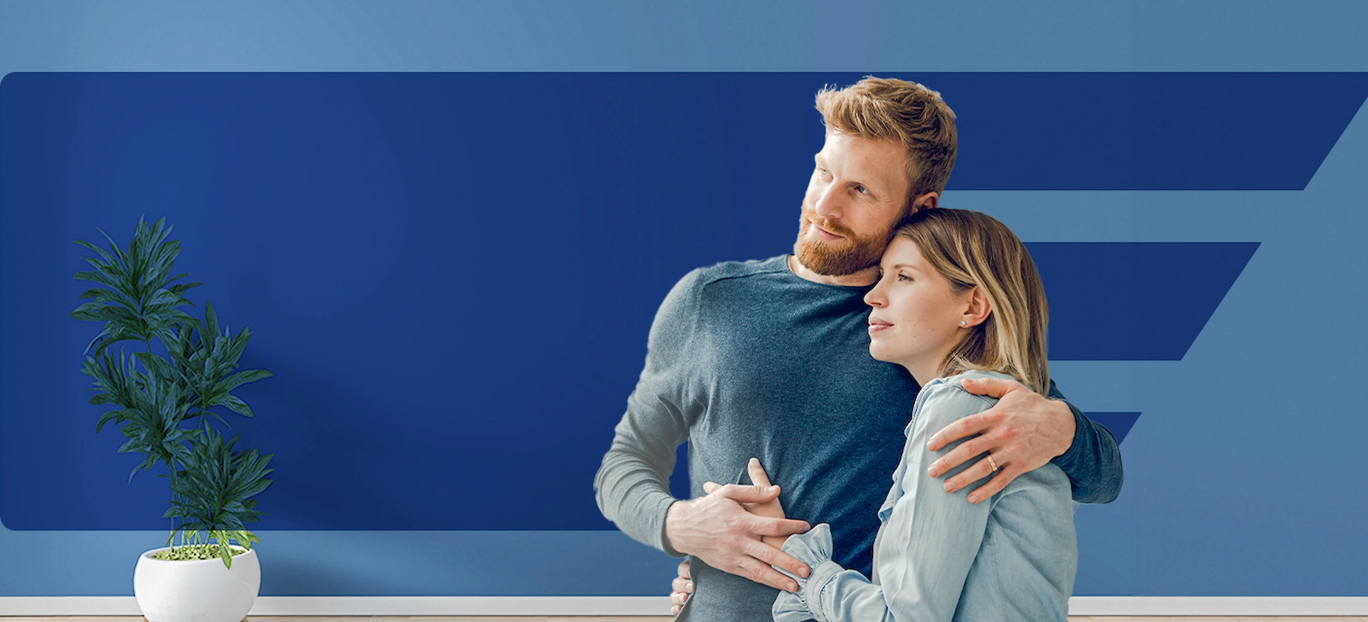 Junges Paar hält sich im Arm, schaut zuversichtlich in die Ferne. Private Krankenversicherung TopIPrivat der uniVersa